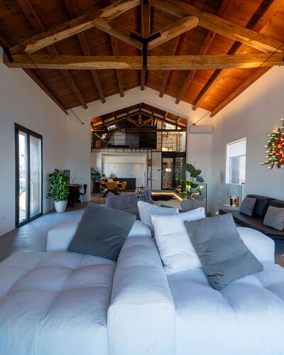 Iris House: Interieur Ontwerp, Meubilair, Flooring, Plafond, Verdieping, Architectuur, Huis, Bankstel, Woonkamer