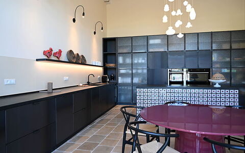 Masseria Loyola: Interieur Ontwerp, Flooring, Keuken, Meubilair, Lichte Inrichting, Verlichting, Verdieping, Cabinetry, Countertop, Plafond