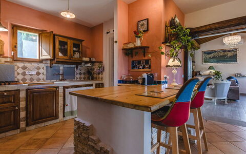 Villa dei Fiori: Meubilair, Interieur Ontwerp, Flooring, Keuken, Countertop, Hout, Verdieping, Cabinetry, Plafond, Kamer