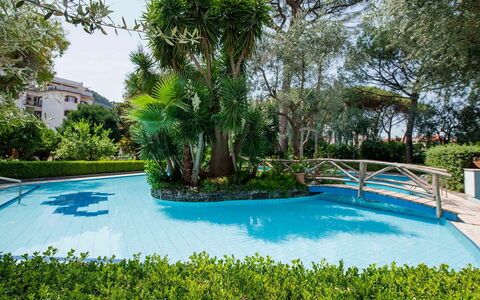 Apartment Snicher: Zwembad, Toevlucht, Tuin, Eco Hotel, Schaduw, Landscaping, Hacienda, Werf, Hotel