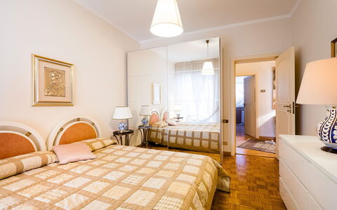 Casa Azul: Bed, Meubilair, Interieur Ontwerp, Slaapkamer, Verdieping, Flooring, Muur, Laken, Bedding, Hout