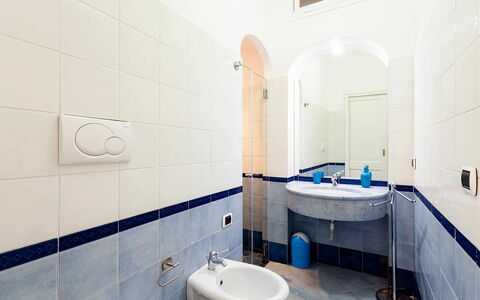 Casa Dorothea 1: Flooring, Verdieping, Loodgieterswerkinrichting, Interieur Ontwerp, Badkamer, Wastafel In De Badkamer, Kraan, Tegel, Loodgieter, Wastafel