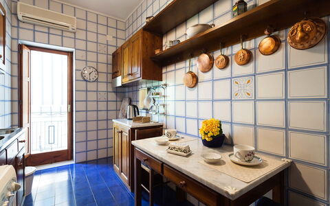 Casa Gina: Interieur Ontwerp, Flooring, Keuken, Countertop, Verdieping, Cabinetry, Kamer, Tegel, Kast, Toestel Van De Keuken