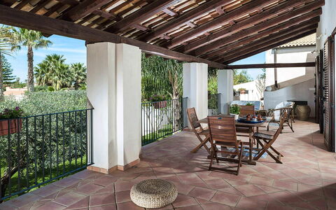 Casa Kita: Verdieping, Flooring, Meubilair, Stoel, Bloempot, Kamerplant, Veranda, Schaduw, Eco Hotel, Balkon