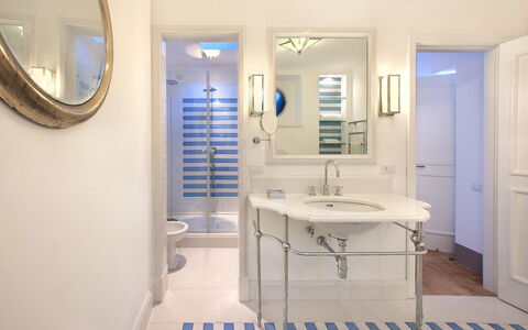 Casa la Riva: Blauw, Interieur Ontwerp, Flooring, Loodgieterswerkinrichting, Verdieping, Badkamer, Plafond, Loodgieter, Verlichting, Huis