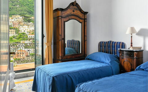 Casa Mauro: Slaapkamer, Meubilair, Laken, Bed, Bedding, Bed Frame, Kamer, Linens, Nachtkastje, Gordijn