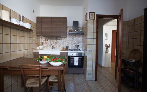 Casa Ravello with Garden: Meubilair, Flooring, Interieur Ontwerp, Hout, Verdieping, Keuken, Toestel Van De Keuken, Countertop, Cabinetry, Kamer