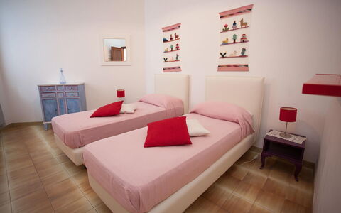 Casa Ravello with Garden: Meubilair, Slaapkamer, Bed, Interieur Ontwerp, Verdieping, Flooring, Laken, Bedding, Kamer, Huis