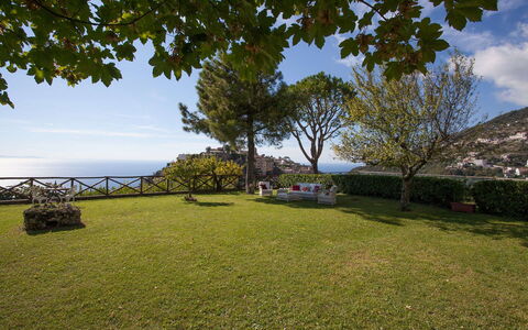 Casa Ravello with Garden: Tuin, Zee, Oceaan, Gazon, Kust, Landscaping, Schaduw, Tropen, Evergreen