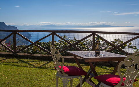 Casa Ravello with Garden: Meubilair, Stoel, Buitenmeubels, Buitentafel, Balkon, Toevlucht, Eco Hotel