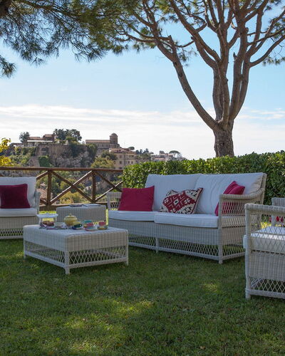 Casa Ravello with Garden: Meubilair, Buitenmeubels, Stoel, Tuin, Gazon, Werf, Landscaping, Schaduw, Armleuning, Patio