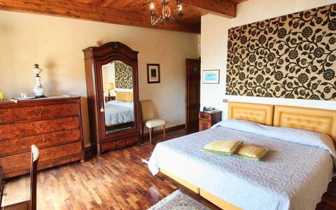 The Sea Farmhouse: Bed, Meubilair, Interieur Ontwerp, Slaapkamer, Bedding, Laken, Verdieping, Flooring, Muur, Hout