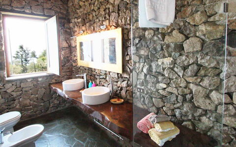 The Sea Farmhouse: Muur, Loodgieterswerkinrichting, Stenen Muur, Wastafel In De Badkamer, Flooring, Badkamer, Interieur Ontwerp, Wastafel, Kraan, Loodgieter
