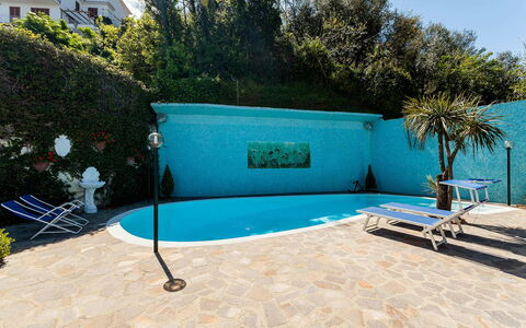 Villa Angel: Blauw, Zwembad, Water, Samengesteld Materiaal, Toevlucht, Vrije Tijd, Buitenmeubels, Eco Hotel, Schaduw, Landscaping