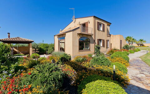 Villa Athena: Gebouw, Huis, Huis, Woongebied, Architectuur, Facade, Struik, Landgoed, Dak