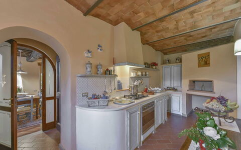 Villa delle Rose: Meubilair, Keuken, Interieur Ontwerp, Flooring, Countertop, Toestel Van De Keuken, Huis, Verlichting, Cabinetry, Kamer