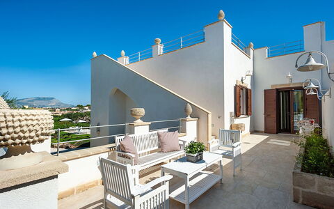 Villa la Pigna: Huis, Stoel, Balkon, Landgoed, Bloempot, Kamerplant, Villa, Toevlucht, Hotel, Herenhuis