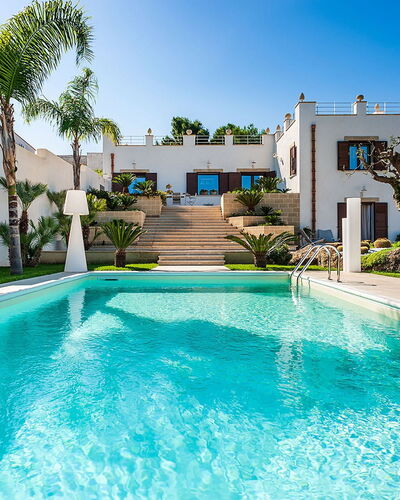 Villa la Pigna: Blauw, Zwembad, Architectuur, Toevlucht, Landgoed, Tuin, Landscaping, Hacienda, Herenhuis, Villa