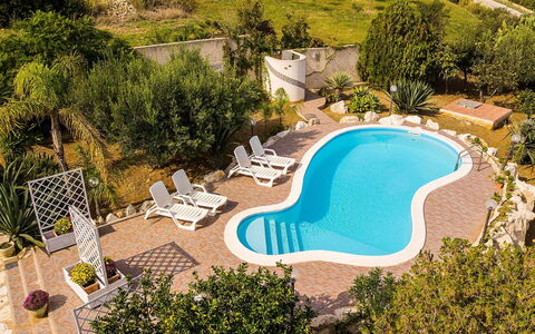 Villa la Randa: Zwembad, Buitenmeubels, Toevlucht, Eco Hotel, Paraplu, Ligstoel, Stoel, Hacienda, Hotel, Schaduw