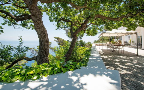 Villa Lamaro: Schaduw, Buitenmeubels, Tuin, Stoel, Buitentafel, Eco Hotel