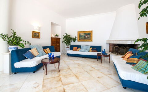 Villa Lamaro: Meubilair, Flooring, Verdieping, Interieur Ontwerp, Bankstel, Woonkamer, Verlichting, Kamer, Plafond