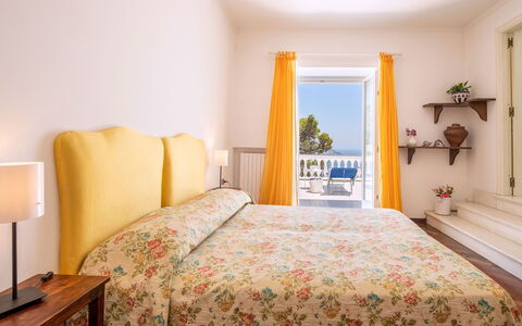 Villa Lamaro: Meubilair, Interieur Ontwerp, Geel, Verdieping, Huis, Slaapkamer, Kamer, Bed, Laken, Appartement