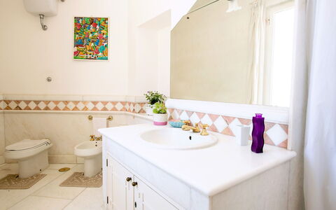 Villa Lamaro: Flooring, Interieur Ontwerp, Verdieping, Loodgieterswerkinrichting, Badkamer, Wastafel In De Badkamer, Loodgieter, Badkamerkast, Kraan, Wastafel