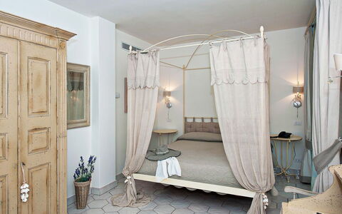 Villa Moresca: Meubilair, Bed, Interieur Ontwerp, Slaapkamer, Muur, Hout, Verdieping, Bedding, Kamer, Flooring