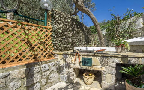 Villa Sea Breeze: Flagstone, Stenen Muur, Tuin, Buitenmeubels, Bloempot, Backyard, Kamerplant, Landscaping, Schaduw, Patio