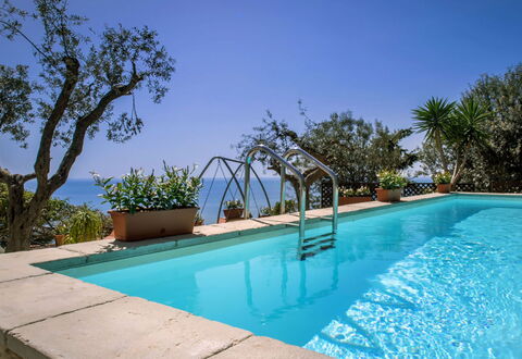 Villa Sea Breeze: Blauw, Zwembad, Toevlucht, Bloempot, Eco Hotel, Kamerplant, Schaduw, Hacienda, Villa, Hotel