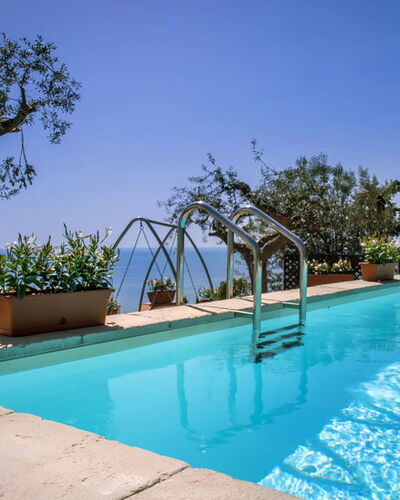 Villa Sea Breeze: Blauw, Zwembad, Toevlucht, Bloempot, Eco Hotel, Kamerplant, Schaduw, Hacienda, Villa, Hotel