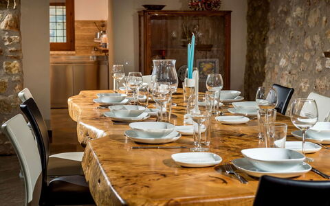 Villa Thalia: Meubilair, Hout, Tafel, Tableware, Interieur Ontwerp, Eetkamer, Keuken En Eettafel, Stoel, Glaswerk, Serveware