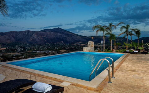 Villa Thalia: Zwembad, Blauw, Toevlucht, Buitenmeubels, Eco Hotel, Thermae, Vrije Tijd, Hotel, Paraplu, Ligstoel