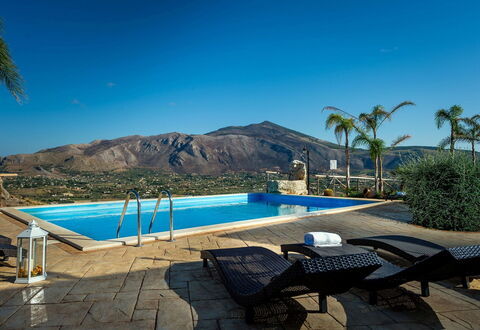 Villa Thalia: Zwembad, Toevlucht, Eco Hotel, Meubilair, Buitenmeubels, Hotel, Stoel, Villa, Schaduw