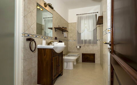 Villa Thyrrenia: Loodgieterswerkinrichting, Wastafel In De Badkamer, Wastafel, Badkamer, Interieur Ontwerp, Flooring, Wc Bril, Verdieping, Kraan, Toilet
