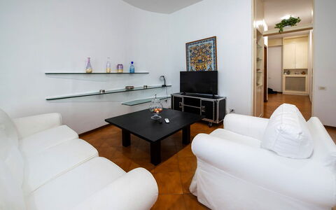 Apartment Alan: Meubilair, Interieur Ontwerp, Bankstel, Flooring, Verdieping, Kamer, Woonkamer, Plafond, Tafel, Televisie