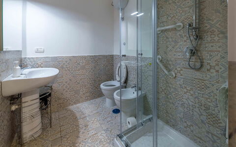 Apartment Alan: Flooring, Verdieping, Badkamer, Loodgieterswerkinrichting, Interieur Ontwerp, Wastafel In De Badkamer, Toilet, Wastafel, Tegel, Kraan