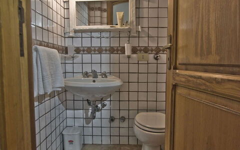 Casa 2 Ulivi: Muur, Wastafel In De Badkamer, Loodgieterswerkinrichting, Interieur Ontwerp, Badkamer, Flooring, Wastafel, Verdieping, Kraan, Loodgieter