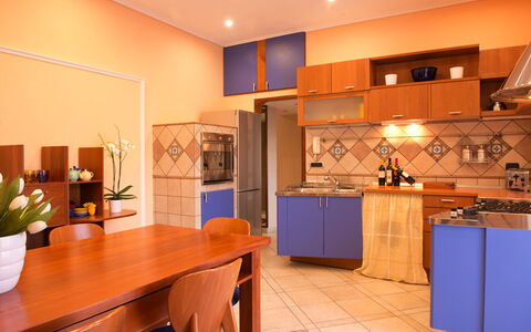 Casa Chicco: Meubilair, Keuken, Hout, Interieur Ontwerp, Flooring, Major Appliance, Toestel Van De Keuken, Plafond, Cabinetry, Verdieping