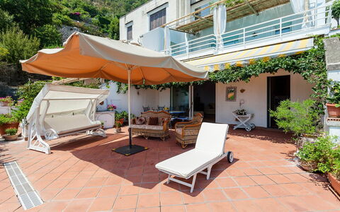 Casa Dorothea 2: Bloempot, Balkon, Kamerplant, Buitenmeubels, Toevlucht, Stoel, Schaduw, Eco Hotel, Luifel, Paraplu