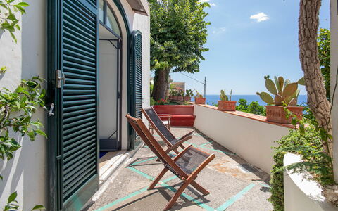 Casa Giardino: Blauw, Zee, Oceaan, Balkon, Bloempot, Kust, Schaduw, Kamerplant, Buitenmeubels, Stoel