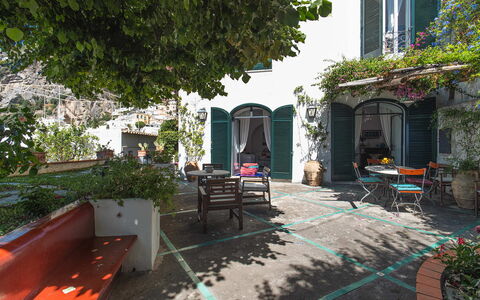 Casa Giardino: Bloempot, Deur, Kamerplant, Buitenmeubels, Buitentafel, Stoel, Balkon, Schaduw, Hacienda, Binnenplaats