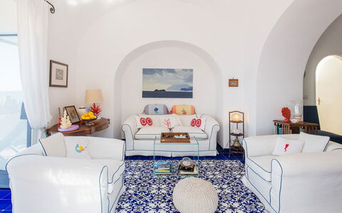 Casa Giardino: Blauw, Meubilair, Stoel, Bankstel, Woonkamer, Kamerplant, Bloempot, Koffietafel, Tapijt