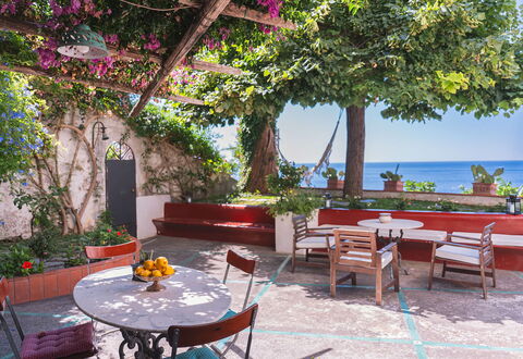 Casa Giardino: Meubilair, Tafel, Zee, Bloempot, Stoel, Buitenmeubels, Buitentafel, Schaduw, Kust