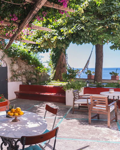 Casa Giardino: Meubilair, Tafel, Zee, Bloempot, Stoel, Buitenmeubels, Buitentafel, Schaduw, Kust