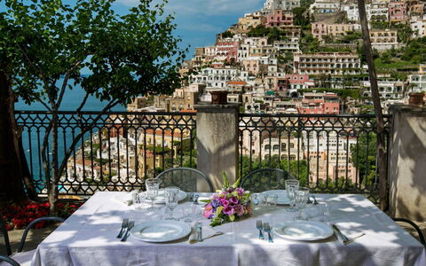 Casa la Sponda: Tafelkleed, Tafel, Meubilair, Stoel, Restaurant, Kamerplant, Balkon, Barware, Voedsel