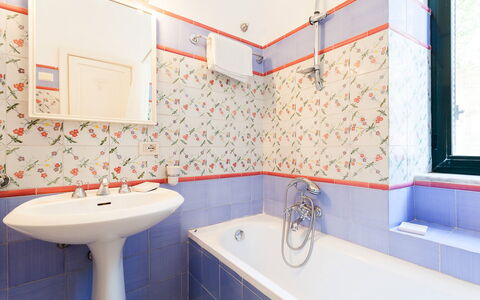 Casa Li Galli: Badkamer, Loodgieterswerkinrichting, Flooring, Interieur Ontwerp, Verdieping, Loodgieter, Tegel, Wastafel In De Badkamer, Kraan, Wastafel