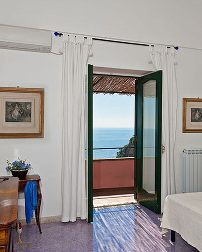 Positano View: Verdieping, Meubilair, Flooring, Interieur Ontwerp, Kamer, Fotolijst, Zee, Oceaan, Bed, Beits