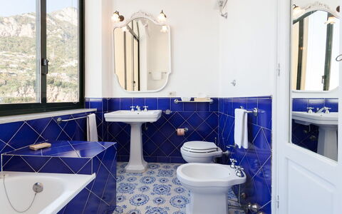 Casa Praiano: Blauw, Interieur Ontwerp, Flooring, Loodgieterswerkinrichting, Verdieping, Badkamer, Verlichting, Kraan, Tegel, Wastafel