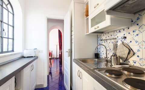 Casa Praiano: Flooring, Interieur Ontwerp, Keuken, Countertop, Verdieping, Major Appliance, Toestel Van De Keuken, Meubilair, Cabinetry, Plafond